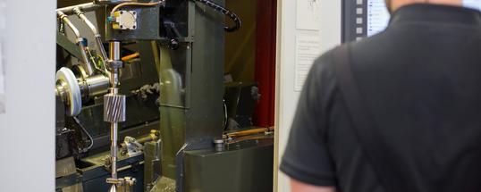 Tandflank slijpen - medewerker controleert het slijpproces