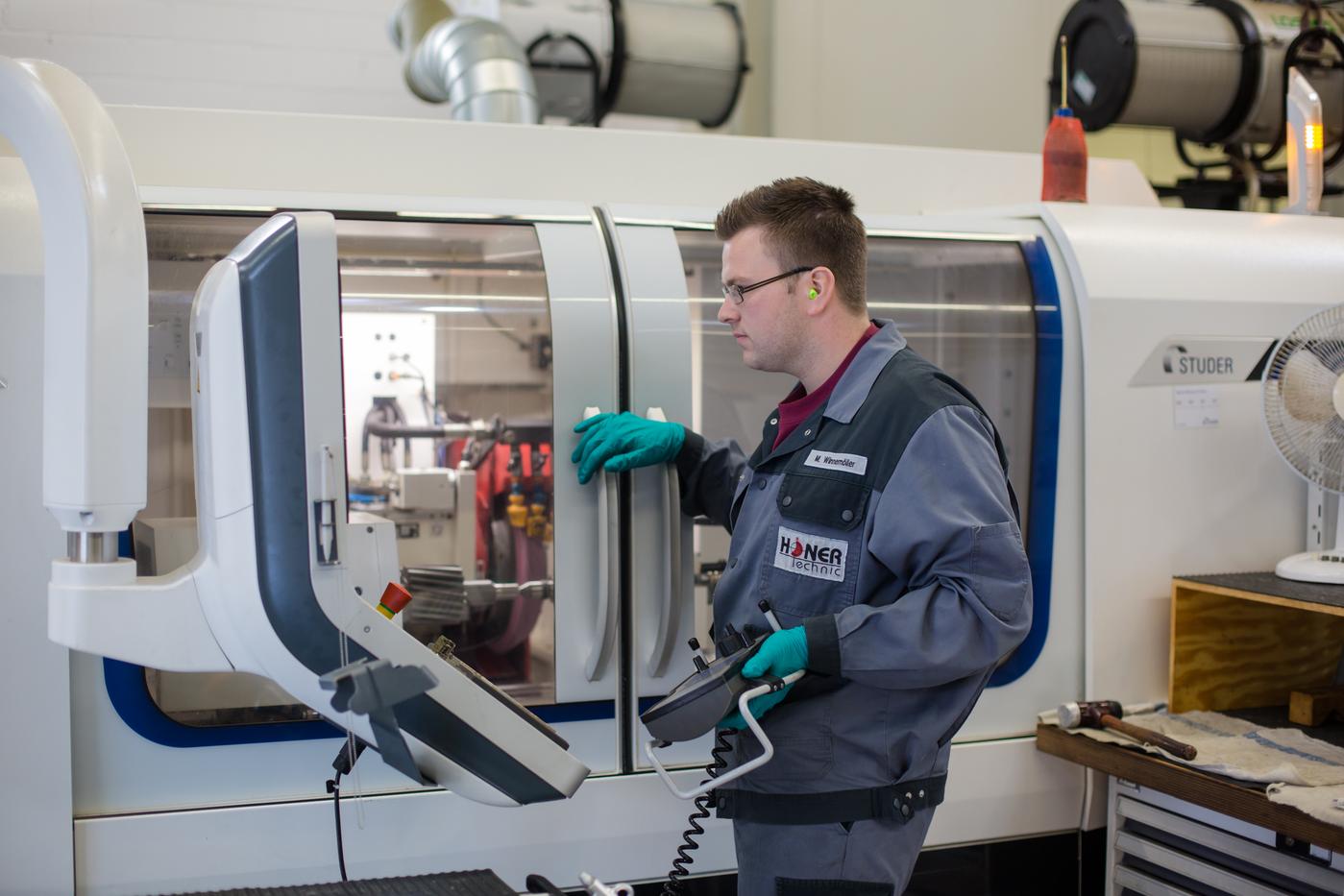 Werknemer bedient een CNC-freesmachine