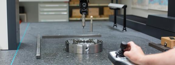 3D meetmachine Werknemer controleert product op de 3D meetmachine